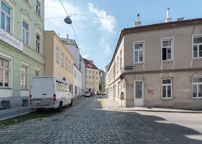 Neu Und Hell In Zentraler Ruhelage Mit Parkplatz